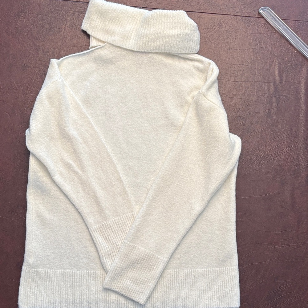 Vince Camuto Elegant Cream Turtleneck Sweater